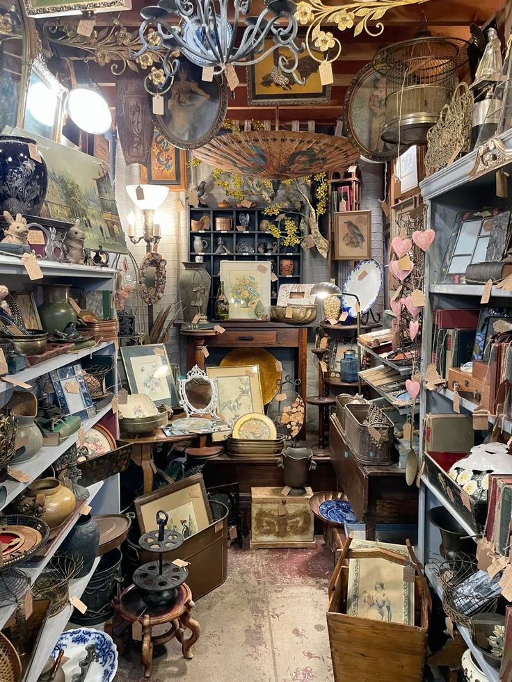 Антикварная лавка
